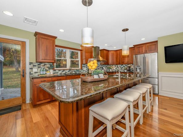 23 Willoughby Path, East Northport NY 11731