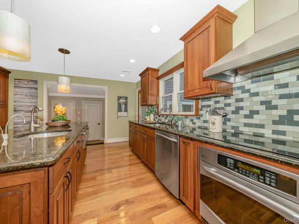 23 Willoughby Path, East Northport NY 11731