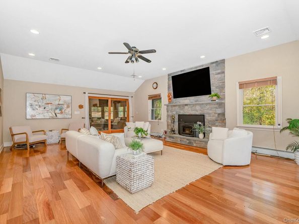 23 Willoughby Path, East Northport NY 11731