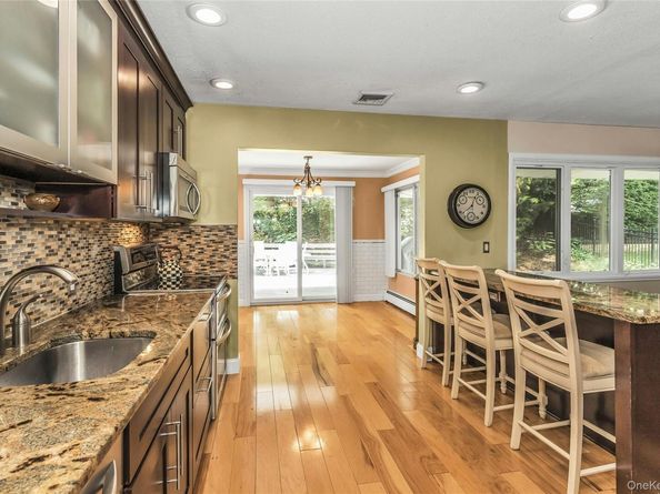 29 Elmwood Court, Plainview NY 11803