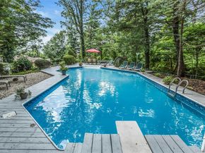 29 Elmwood Court, Plainview NY 11803