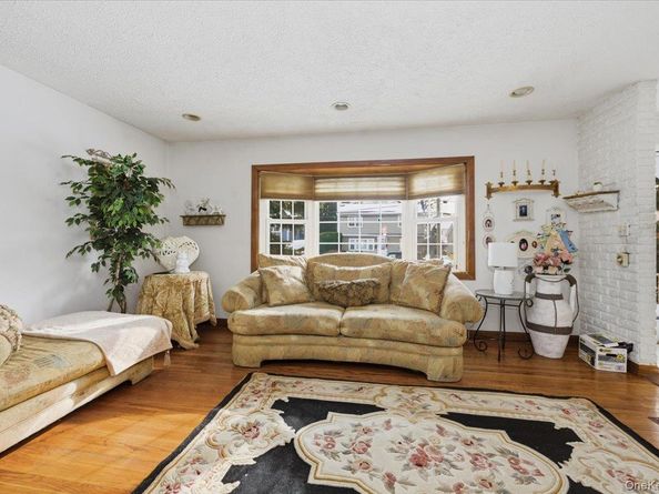 21 Chestnut Street, Massapequa NY 11758