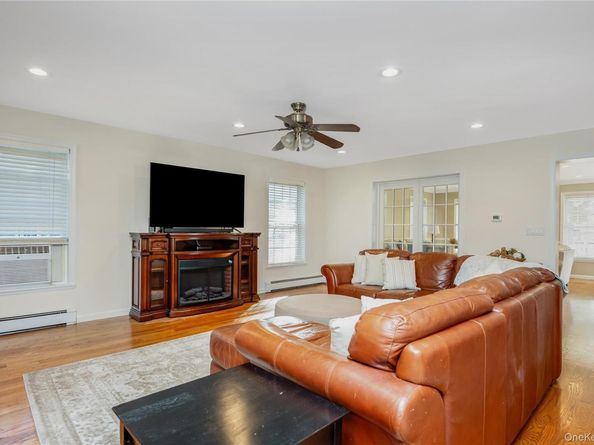 43 Pine Street, Sayville NY 11782