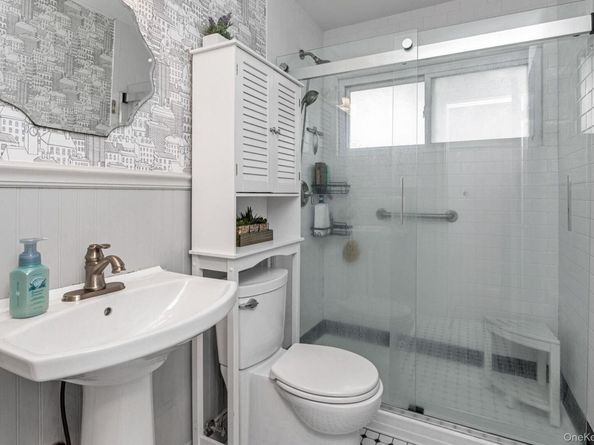 35 Burling Lane S, West Islip NY 11795