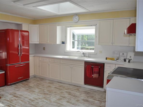 29 Woodlawn Avenue, Oakdale NY 11769