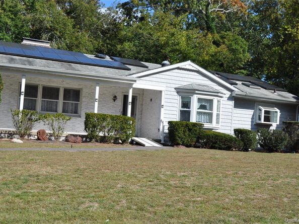 29 Woodlawn Avenue, Oakdale NY 11769