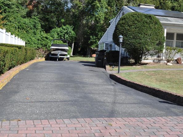 29 Woodlawn Avenue, Oakdale NY 11769