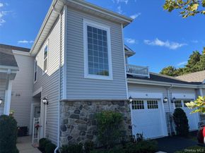 41 Greentree Court, Shirley NY 11967