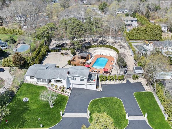 5 Huckleberry Lane E, Hampton Bays NY 11946