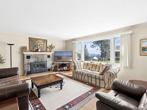 5 Huckleberry Lane E, Hampton Bays NY 11946