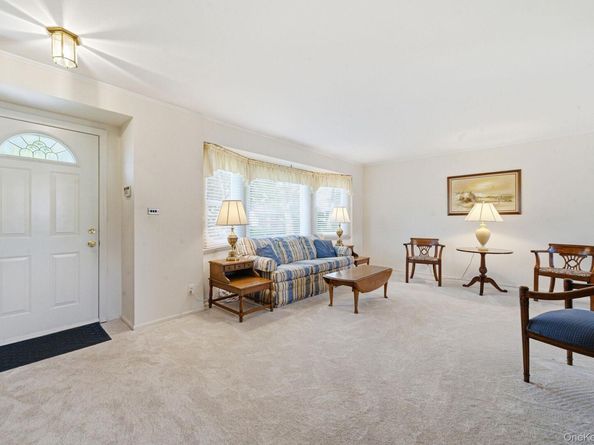 15 Frost Lane, Greenlawn NY 11740
