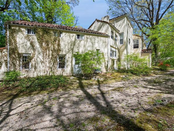 67 The Serpentine, Roslyn Estates NY 11576