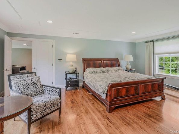 47 Sherwood Gate, Oyster Bay NY 11771