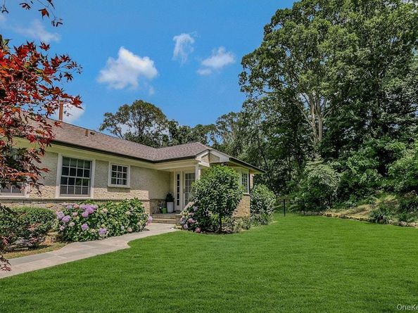 47 Sherwood Gate, Oyster Bay NY 11771