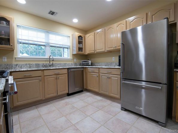 10 Greenbriar Court, Middle Island NY 11953