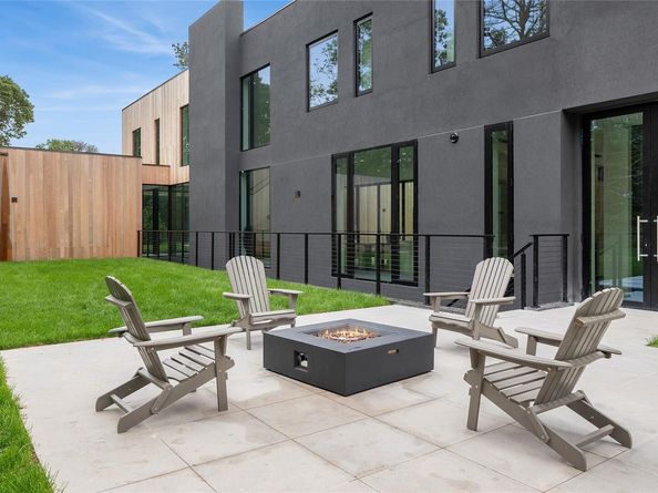 9 Blue Jay Way, East Hampton NY 11937