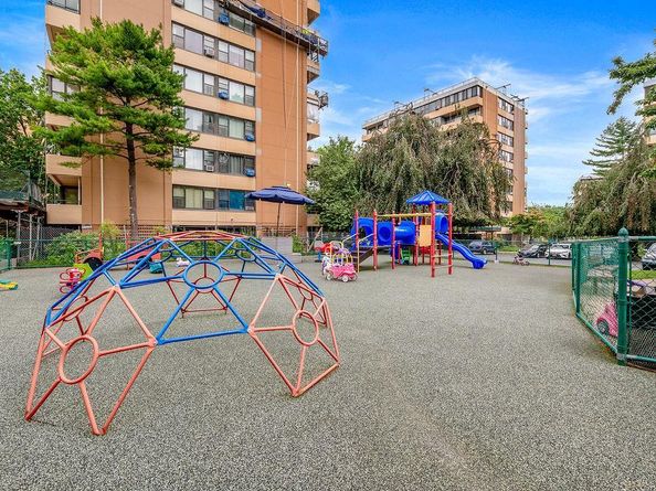 162-40 9th Avenue 7A, Beechhurst NY 11357