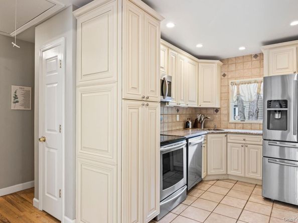 21 Fox Lane, Shoreham NY 11786