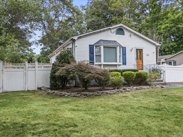 21 Fox Lane, Shoreham NY 11786