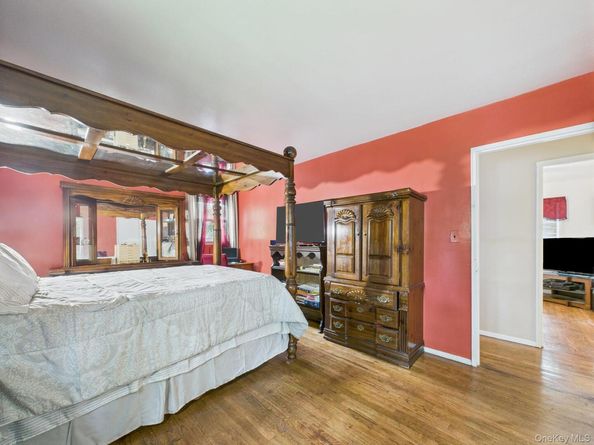 1 Barrington Drive, Wheatley Heights NY 11798