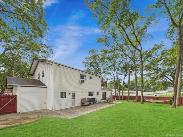 1 Barrington Drive, Wheatley Heights NY 11798