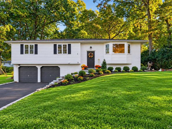 17 Peacock Lane, Commack NY 11725