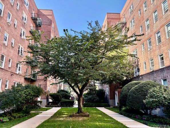 34 Cathedral Avenue 2E, Hempstead NY 11550