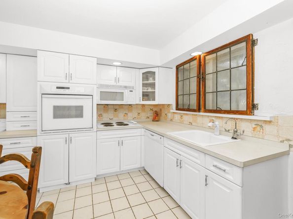 10 Rye Place, Commack NY 11725
