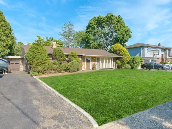 10 Rye Place, Commack NY 11725