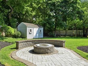 10 Mansfield Lane S, East Northport NY 11731