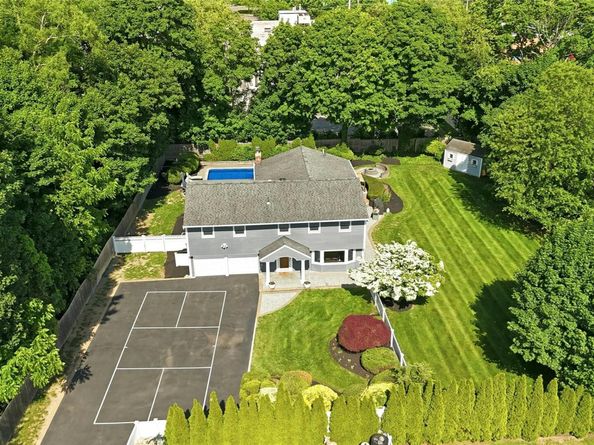 10 Mansfield Lane S, East Northport NY 11731