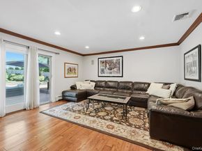 10 Mansfield Lane S, East Northport NY 11731