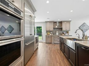 10 Mansfield Lane S, East Northport NY 11731
