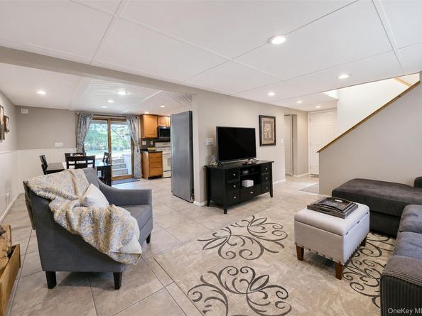 15 Cabin Lane, East Setauket NY 11733