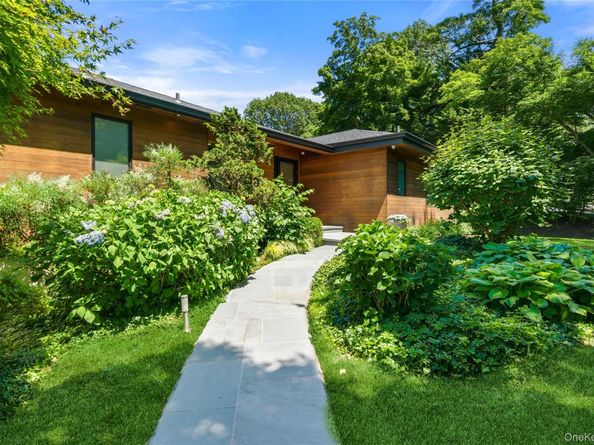 13 The Pines, Roslyn Estates NY 11576