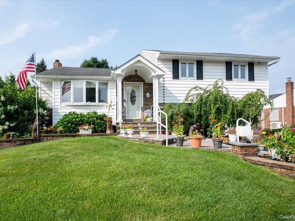 38 Colony Lane, Syosset NY 11791