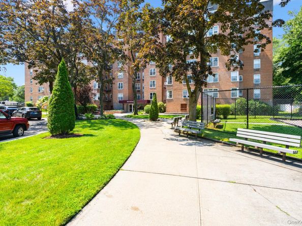 209-15 18th Avenue 3D, Bayside NY 11360