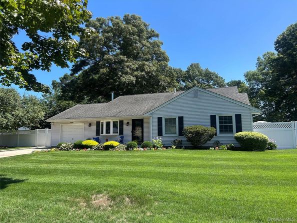 19 Sandpiper Lane, Coram NY 11727
