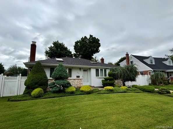 392 Coleridge Street, Levittown NY 11756