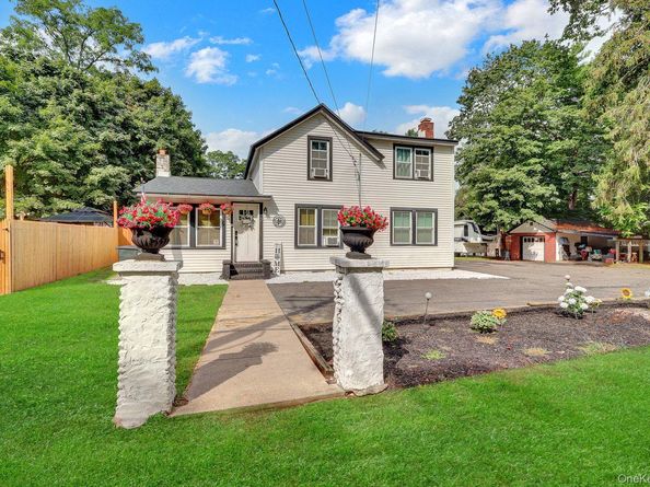 7 Mooney Pond Road, Coram NY 11727