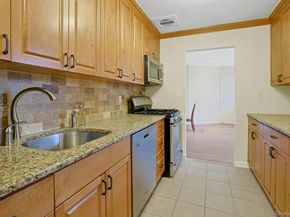 100 Chateau Lane 8, Hawthorne NY 10532