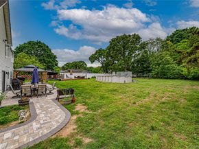4 Country Greens Drive, Holtsville NY 11742