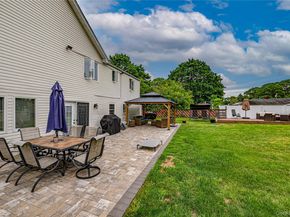 4 Country Greens Drive, Holtsville NY 11742