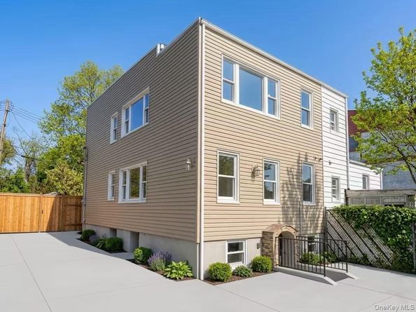 5752 75th Street, Middle Village NY 11379