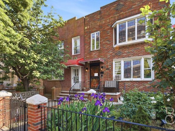 21-08 Ditmars Boulevard, Astoria NY 11105