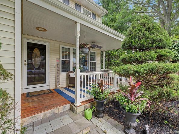 15 Winnecomac Circle, Kings Park NY 11754