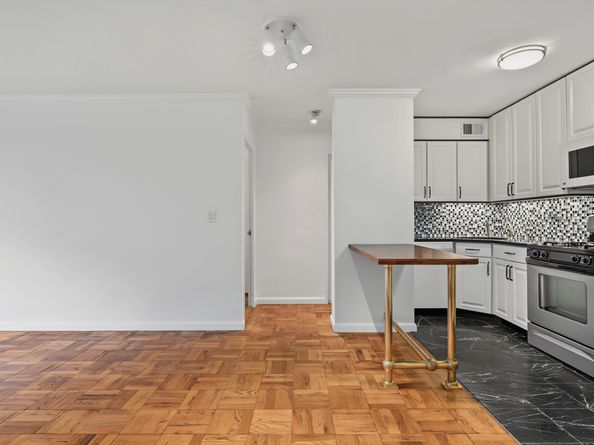 301 East 69th Street 3C, New York NY 10021