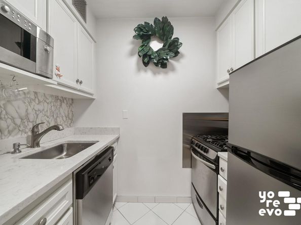393 West 49th Street 4DD, New York NY 10019