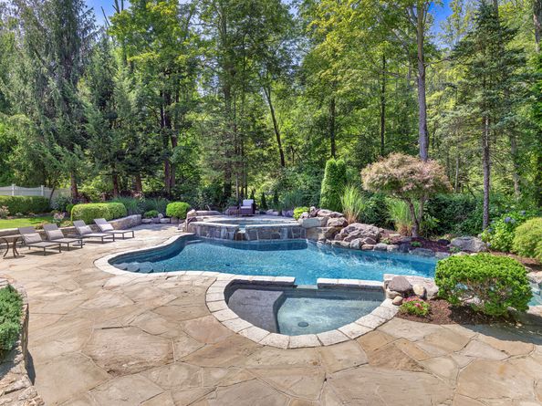 21 Schoolhouse Place, Ridgefield CT 06877
