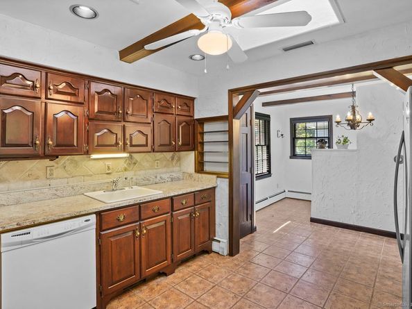 10 Aragon Drive, Trumbull CT 06611